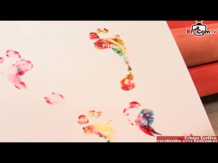 身材苗条的金发小胸朋克女孩在做爱后脚上射精美国