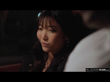 被性感的黑人播客 Emiri Momota 操，从陌生人那里搭便车和 BBC 