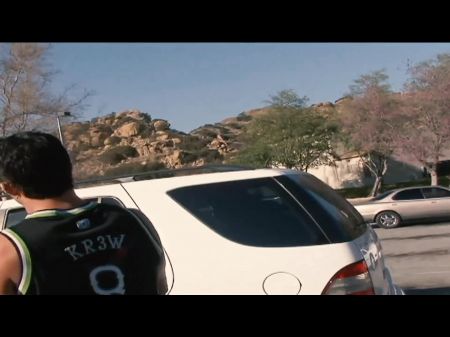 丰满的褐发女郎操弄鸡巴，直到她的脸上沾满精液 