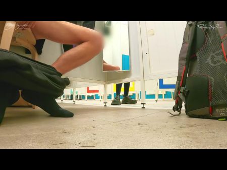 aventura cuck en el camerino: me muestro totalmente desnuda con la polla dura a beasecrets y ella no puede resistirse 