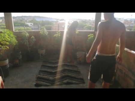 我雇了一个新园丁，为了保住这份工作，他必须跟我操蛋 
