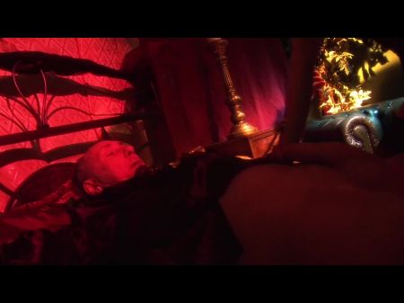 rennt wie eine Scheißhausratte, lockt Macbeth in Berührung und fängt den König Duncan mit Hilfe einer wunderschönen Schönheit 