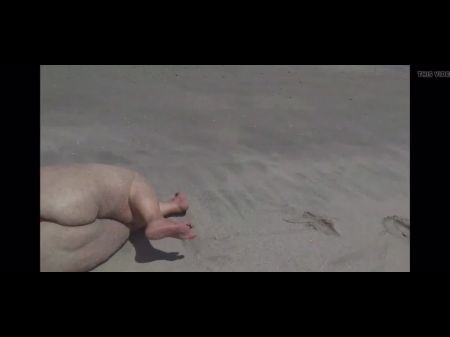 Marineide Ramos vergnügt sich am Strand. 