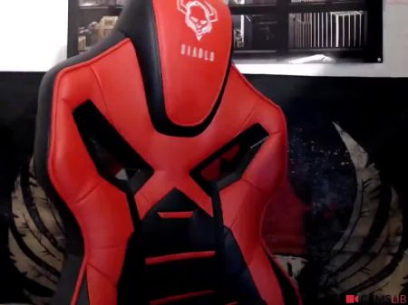 toller Teenager mit tollem Dekolleté, großen Brüsten, haariger Muschi und dickem Arsch 