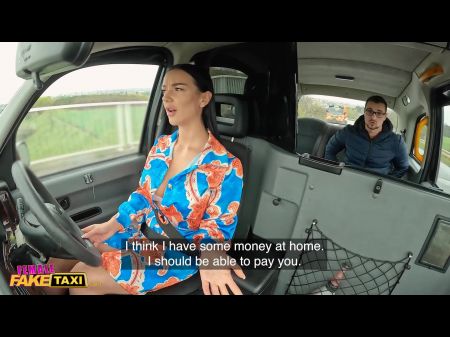 Party-Typ erhält sexuelles Vergnügen von einem Taxifahrer mit einem wirklich heißen Körper 