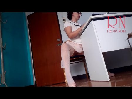 nackte Sekretärin. Sexretärin. kein Höschen, Büro-Milf. Nocke 2 