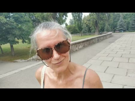 Lukerya geht am Fluss entlang 