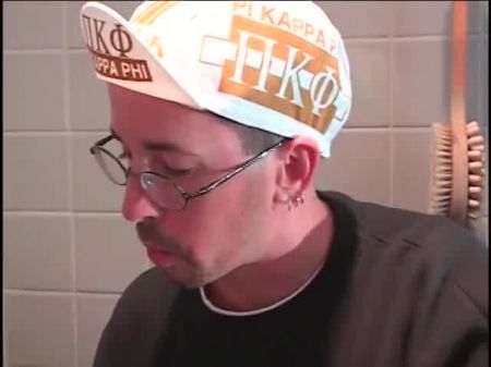 universitária loira safada tem garanhões chupando seus peitos antes de explodir 