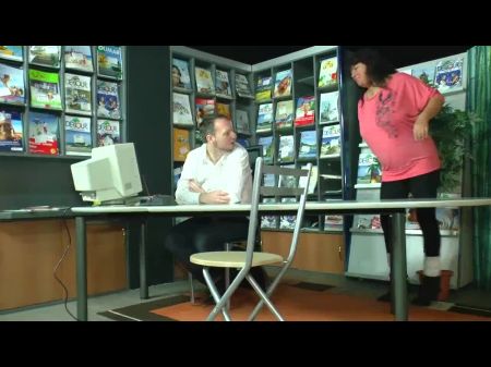 Sexy Milf No Puede Resistirse Y Se Folla A Su Amante En El Banco De Trabajo 