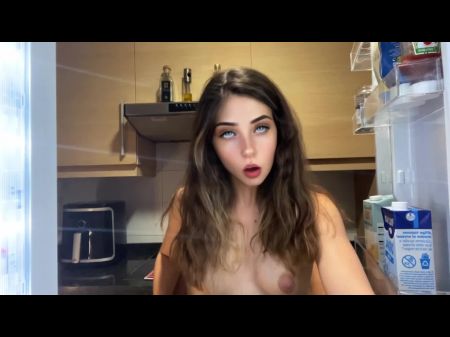 我简直不敢相信......我的继父在厨房里操我，比以前更用力，我想让他射在我体内 