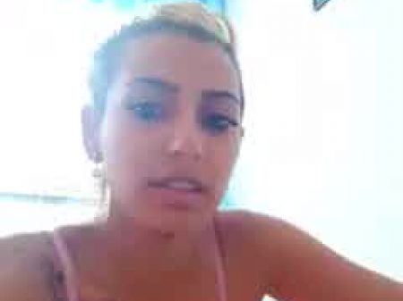 gitana búlgara bailando ante la cámara con minifalda 