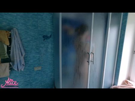 Ich ficke die Schönheit nach dem Duschen in verschiedenen Posen, Sperma auf den Arsch 