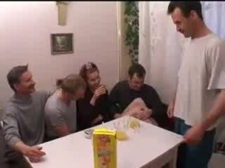 fa le dio a su padrastro y a sus amigos unas jodidas buenas noches 