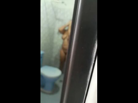 mi vecina se ducha y la espio 