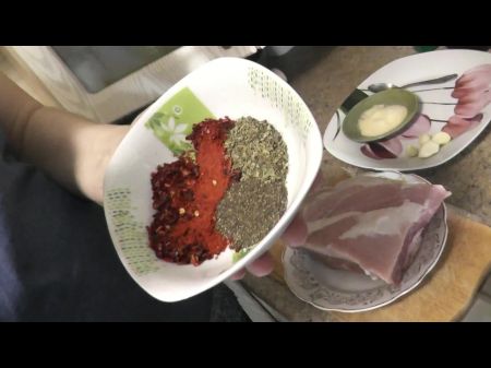 Frau MILF sexy Blondine im Hemd ohne Höschen und BH in Strümpfen High Heels geht nackt in der Küche weiter. Großer Arsch. Muschi. Handjob 