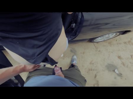 陌生人上了我的车，然后在街上当众操了我 