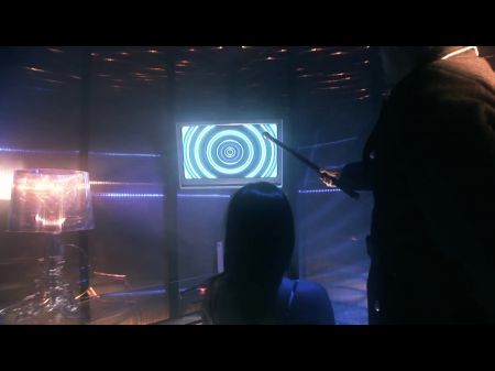 morena con grandes tetas se frota el coño mientras monta una polla 