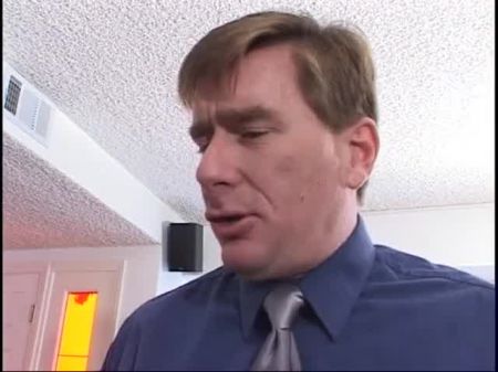 böse blonde Schlampe nimmt es mit ihrer nassen Muschi und ihrem Mund auf einen großen Schwanz 