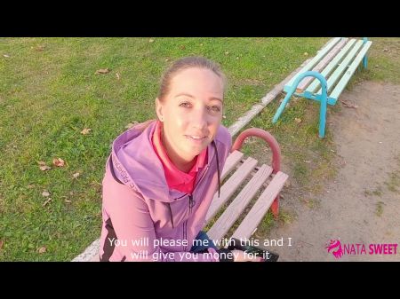 Pickup-Porno schüchternes Teenie-Babe gibt Blowjob im Eingangsbereich 