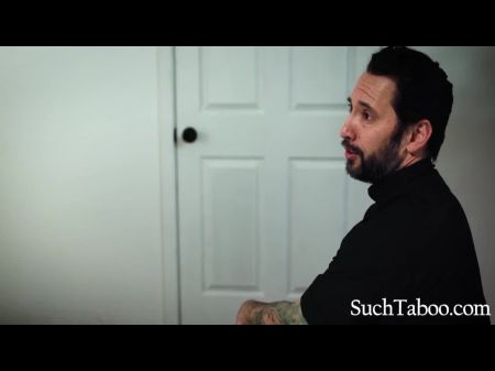 Geiler Teenager bringt jungfräulichen Priester dazu, an seinem Glauben zu zweifeln 