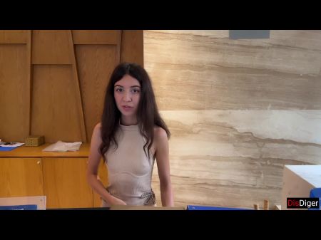 وافقت مضيفة خدمة الغرف في الفندق على ممارسة الجنس مع الضيف 