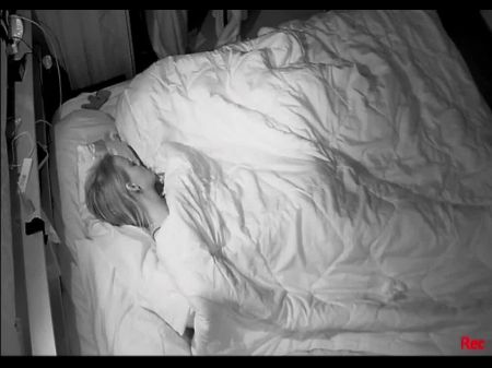 ليلة أخرى ألعب فيها مع نفسي 