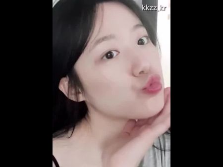 舒华想要你的精液沾满她漂亮的脸蛋 