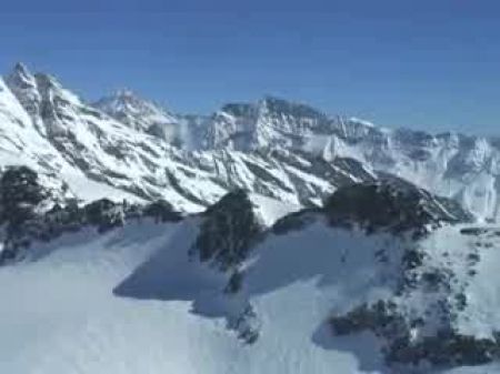 穿着毛皮大衣的女孩。户外他妈的在山上