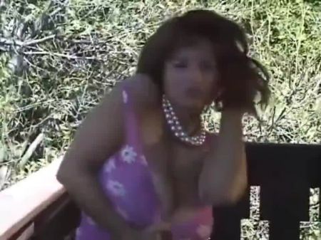 Chloe draußen in Rosa 