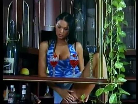 诱人的经验丰富的黑发妓女使用她的身体