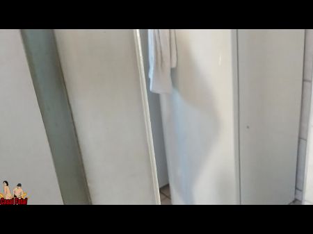 depois de limpar a casa, esposa nudista faz xixi e usa o corno como papel higiênico 