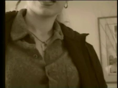 火辣的金发荡妇在客厅地板上他妈的硬鸡巴