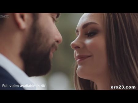 белый парень радует застенчивую и грустную девушку 