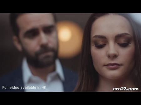 白人男孩取悦害羞和悲伤的女孩