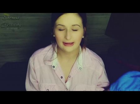 موظف عيادة الخصوبة يعطي جوي للعميل 