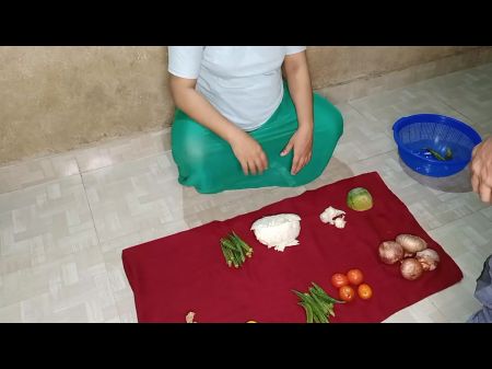 Sabji Bechne Wali Aynty Ki Dardnak Chudai With Hindi Voice