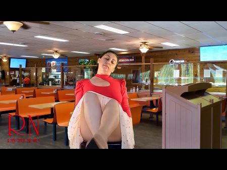 ترفرف تنورتي الحريرية وأنا أصفف شعري وأظافري. أنظر إليك من وقت لآخر. ولكن لا تنخدع 1 