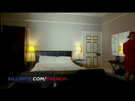 ثلاثي في ​​الفندق مع مضيفتين مثيرتين 