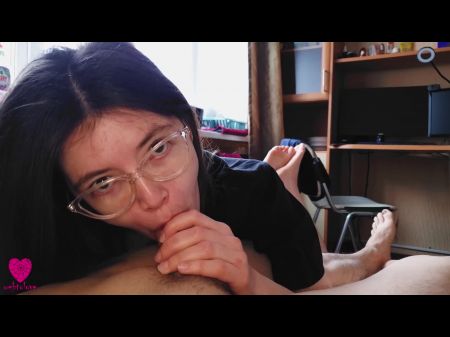 一位同学用嘴吞下鸡巴并吸吮他 – 热 