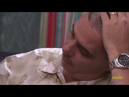 puta tatuada le encanta follar junto a su marido cornudo en el sofá 