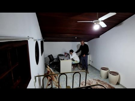 aluna vai fazer prova na sala do professor e é seduzida por ele até ceder e fazer sexo 