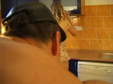 Janas erster Pornoauftritt ist eine blonde Hure, die sich zu deinem Vergnügen selbst berührt 