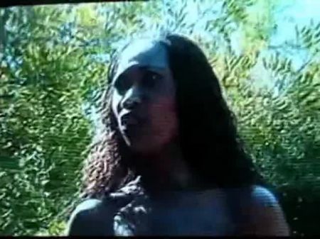 Tipo Blanco Come Y Golpea El Coño De Una Chica Negra En El Patio 