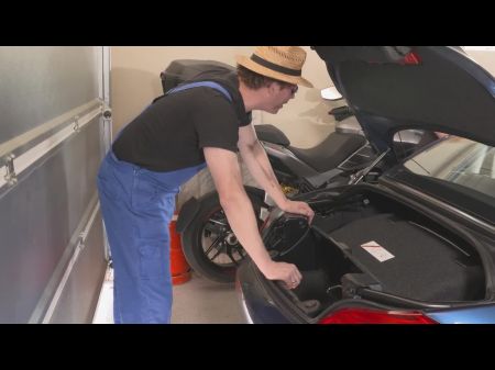 Zierliche Blondine Liebt Es, In Der Garage Zu Ficken 