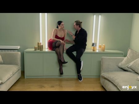 Tipo Pervertido Con Una Polla Enorme Hace Un Increíble Chorro De Kira Queen 