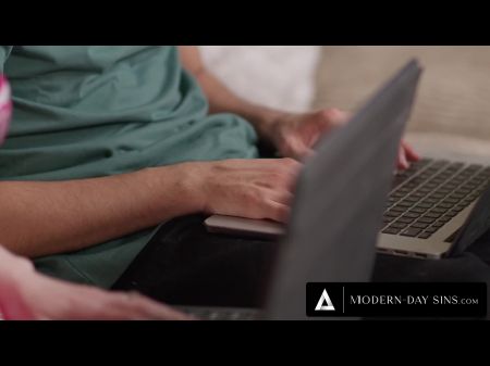 Moderne, Beliebte, Zierliche, Jungfräuliche Cheerleader-melodie-marken Verlieren Ihre Jungfräulichkeit An Einen Nerd Für Eine Wette 