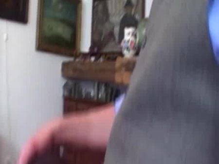 esclava doméstica tiene que follar y chupar al jefe y sus amigos 