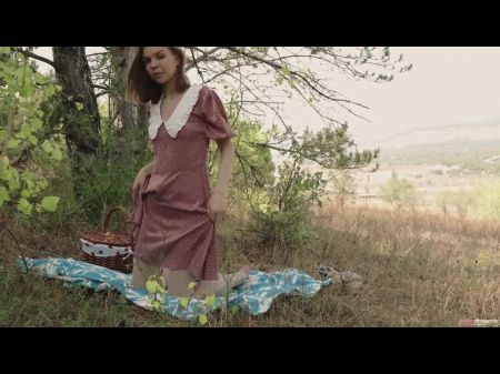 Lana Jugando Al Aire Libre Con Su Consolador 