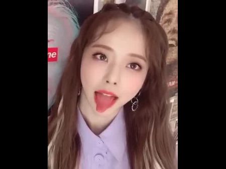 vivi está lista para probar un poco de semen en su lengua 