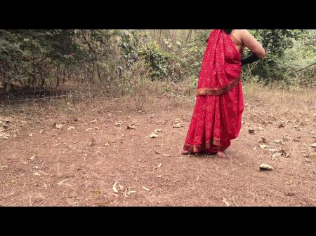 Indisches Dorf Bhabhi wird draußen im Dschungel von Devar Ji sehr hart gefickt. Heißes Hindi-Sexvideo 